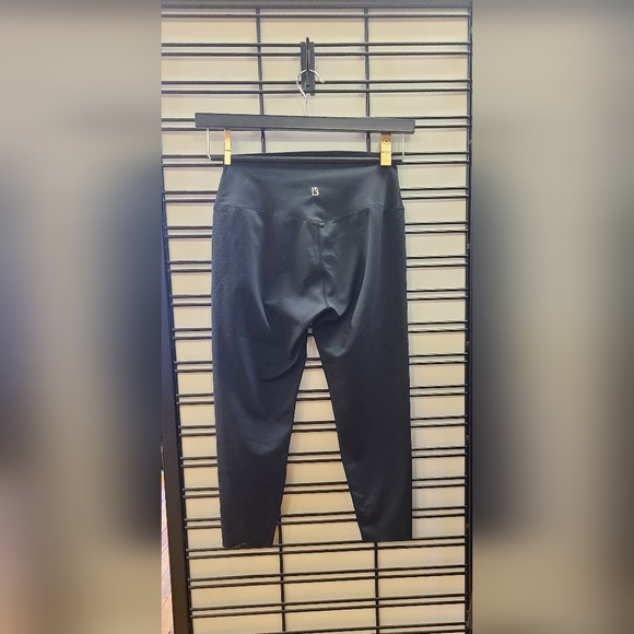 BuffBunny Crop Laser Cut-out Leggings - Picture 2 of 5